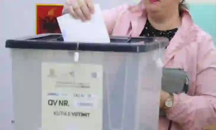 Pas përfundimit të orarit zyrtar, nis dorëzimi i kutive me fletët e votimit