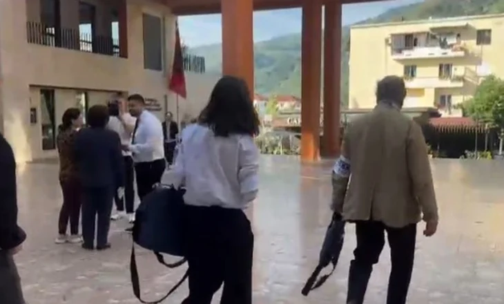 PD bllokon procesin e votimit në Berat: Prani e personave të paautorizuar brenda perimetrit të lejuar