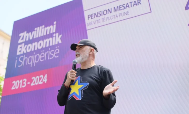 “Për ju që jeni në ishuj, këto janë 24 orët e fundit”/ Rama tjetër thirrje emigrantëve në Greqi: Zarfin mbrapsht me 5-ën, jo me një politikan të lashtë