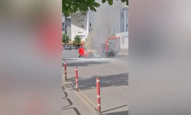 Përfshihet nga flakët makina në Komunën e Parisit