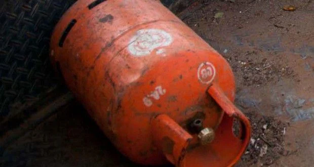 Përfshihet nga flakët një banesë në Fier, gruaja pëson djegie në fytyrë