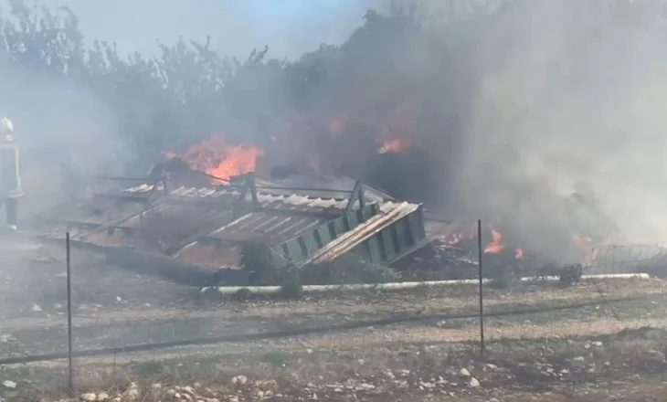 Përfshihet nga flakët një kasolle në Durrës, ndërhyrja e zjarrfikësve shmang djegien e banesave përreth