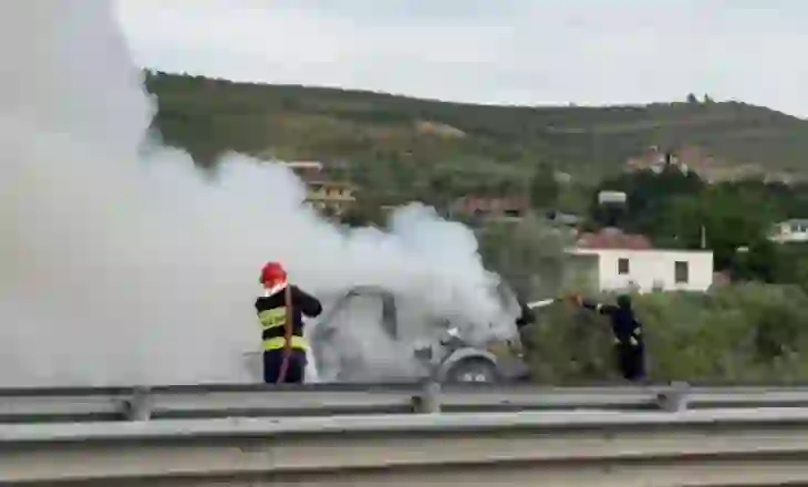 Përfshihet nga zjarri makina në rrugën Fier-Lushnjë, shpëtojnë shoferi dhe pasagjeri