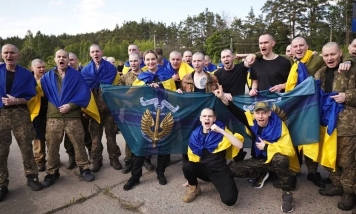Përfundon faza e parë e shkëmbimit të të burgosurve, 390 ukrainas shkojnë në shtëpi, Zelensky ndan fotot