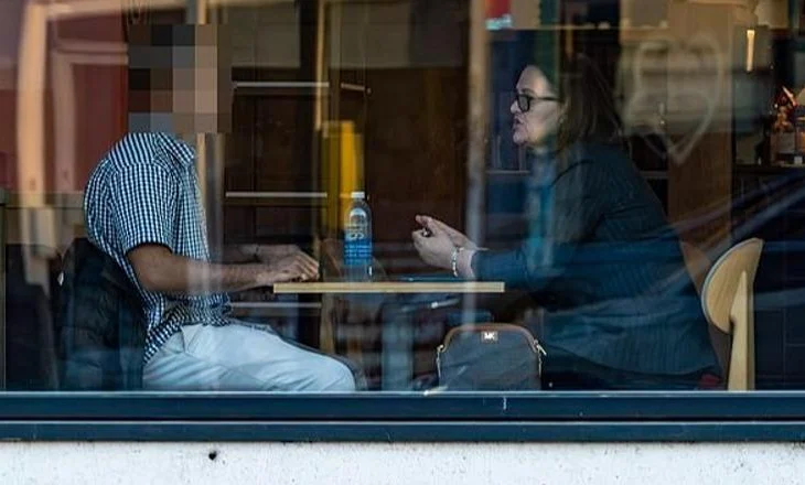 Përkthyesja shqiptare ‘bie’ në rrjetën e ‘Daily Mail’, 8.000 paund për të nxjerrë nga kampi një shqiptar