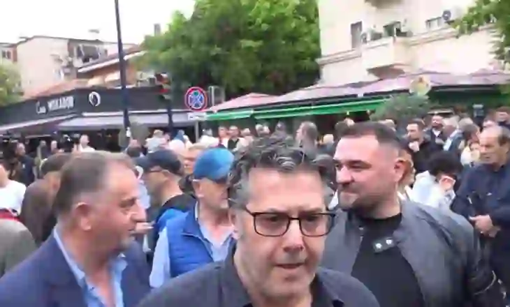 Përplasja me gazetarët gjatë protestës së opozitës, policia çon në SPAK Edi Palokën dhe Klevis Balliun