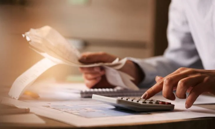 Personat fizikë do paguajnë 23% tatim për fitimin mbi 14 milionë lekë, si do të bëhet llogaritja
