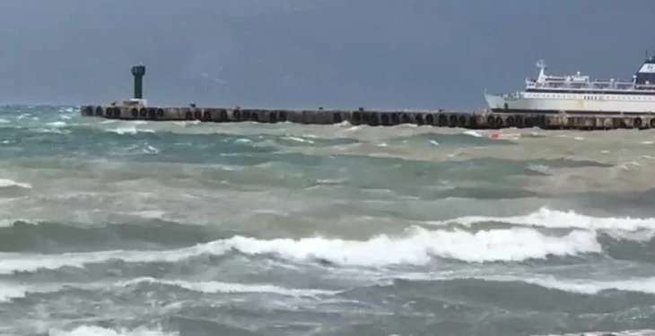 Pezullohet lundrimi për mjetet e vogla në Vlorë, shkak era e fortë