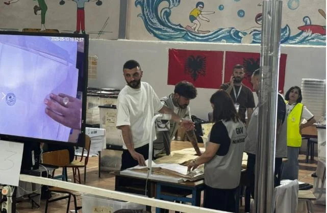 “Plas” gallata në “Vasil Shanto”/ Numëruesi shpërthen me të qeshur qendrën e numërimit, sa herë del vota për PD ai…