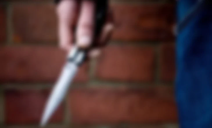 Plas sherri në kryeqytet/ 35-vjeçarit i ngulin th*kën, si paraqitet gjendje e të riut?