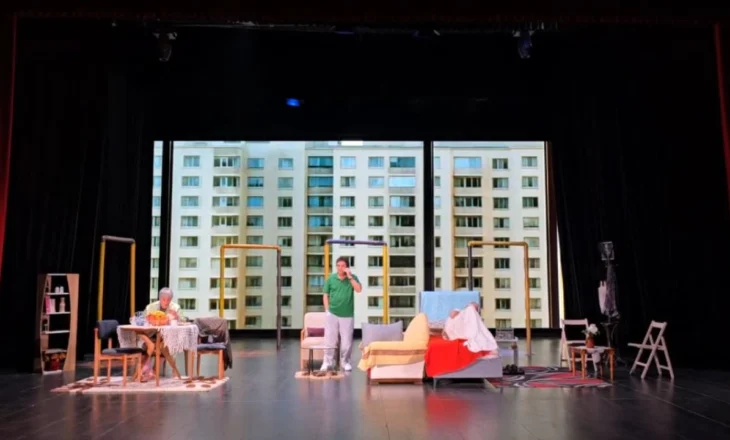 “Pleqëri me kusure”/ Komedia e autorit Odise Plaku mirëpritet nga publiku në teatrin ‘Bylis’