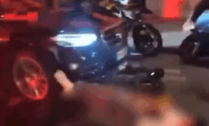 Po festonin fitoren e PSG-së/ Makina përplaset me turmën e tifozëve, zë poshtë 3 persona, njëri prej tyre në gjendje të rëndë