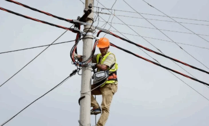Po punonin për të lidhur energjinë në një qendër votimi, humb jetën elektricisti, plagosen dy të tjerë
