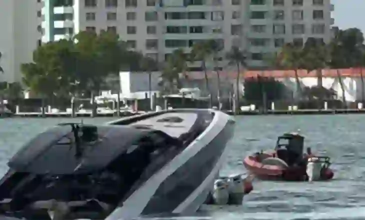 Po transportonte 30 influencuese të veshura me bikini, Lamborghini me vlerë 4.5 milionë dollarë mbytet në Miami