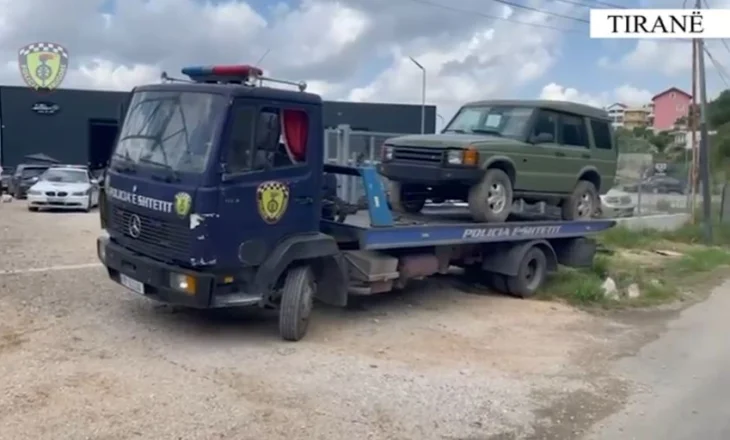 Policia Rrugore heq me karrotrec mjetet e parkuara anës rrugës/ Pengojnë itinerarin e garës “Giro d’Italia, ja ku…