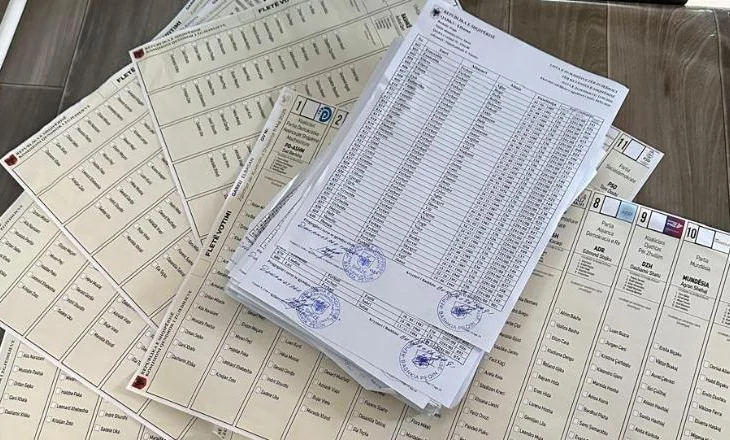 Pranuan se fletët e votimit në lokalin në Peqin s’kishin vulën e KQZ-së, PD kërkon hetim ndërkombëtar