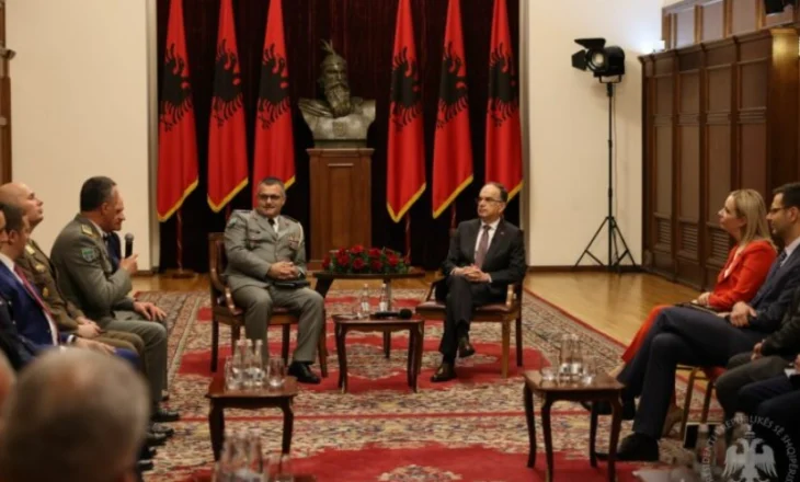 Presidenti Begaj takon anëtarë të Kursit të Lartë të Sigurisë dhe Mbrojtjes
