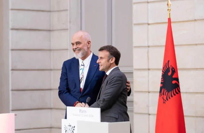Presidenti Macron uron Ramën në shqip: Urime, mik i dashur!