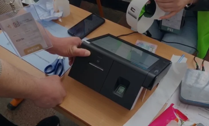 Probleme me pajisjen e identifikimit, komisionerët bëjnë regjistrime manuale në Peqin