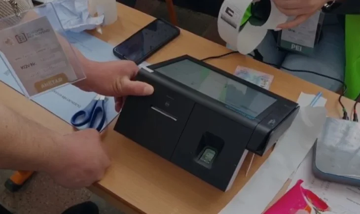 Probleme me pajisjen e identifikimit në Peqin, regjistrimet realizohen manualisht