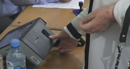 Probleme me pajisjen PEI në Elbasan, inicident mes kandidates së PD dhe përfaqësues së PS