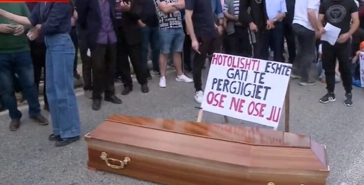 Protestë me arkivol! Banorët e Hotolishtit paralajmërojnë Rama-Ballukun: Ose ne, ose ju