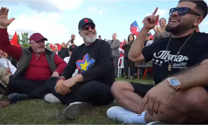 PS fushatë në Peshkopi, Rama dhe Noizy ulen këmbëkryq, këndojnë “Hajredin Pashën”