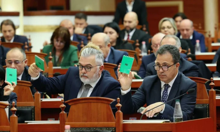 PS mbledh grupin parlamentar përpara seancës në Kuvend