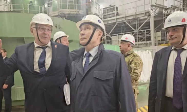 Putin në vizitë befasuese në Kursk mes kritikave se po i zvarrit bisedimet për paqe