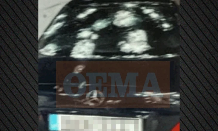 Qëllohet me breshëri kallashnikovi makina ku udhëtonte personazhi i njohur në Greqi