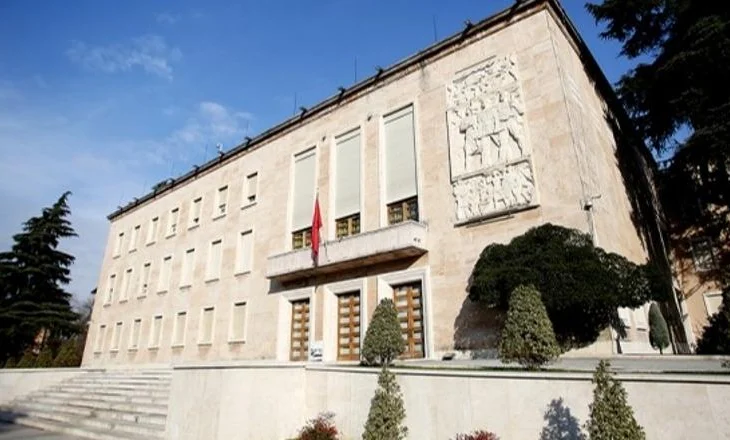 Qeveria bën shkarkimin e parë pas zgjedhjeve