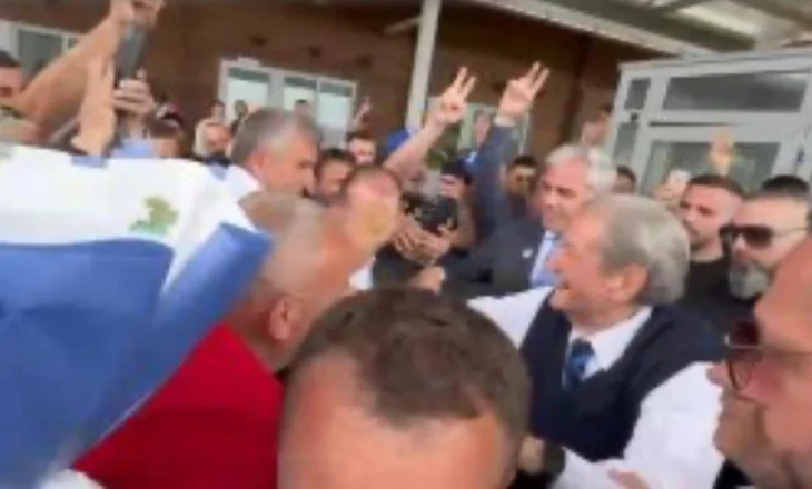 Qindra banorë të Tropojës e presin kryetari e PD-së Sali Berisha që në doganë