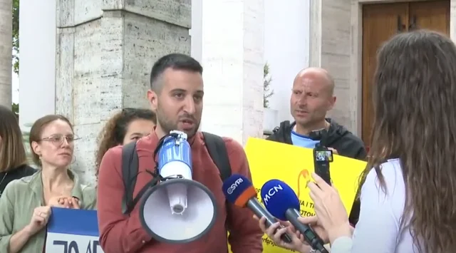 Qytetarët protestojnë para GJL për aeroportin të Vlorës: Fluturimi i datës 8 nga Rama, një shfaqje elektorale