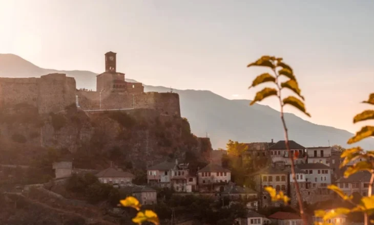 “Qyteti i gurtë sharmant”, Rama ndan në Facebook artikullin e “Islands” kushtuar Gjirokastrës
