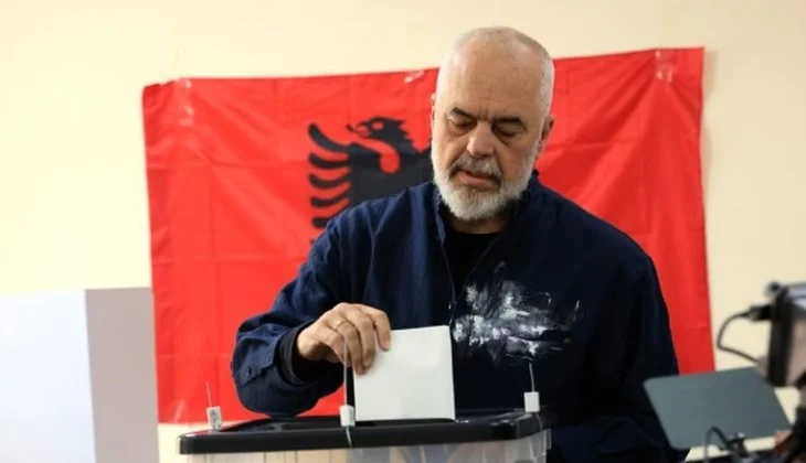 Rama ironizon Berishën për “Politico”: Të punësosh LaCivita dhe të mendosh se bëhesh Trump është si të marrësh një parukier hollivudian dhe të bëhesh Brad Pitt