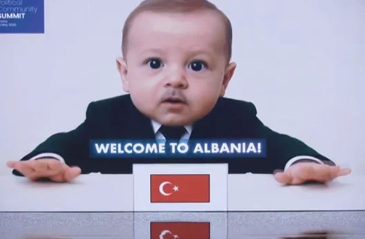 Rama kthen në “beba” liderët e Europës, videoja u transmetua dhe shkaktoi të qeshura në sallë
