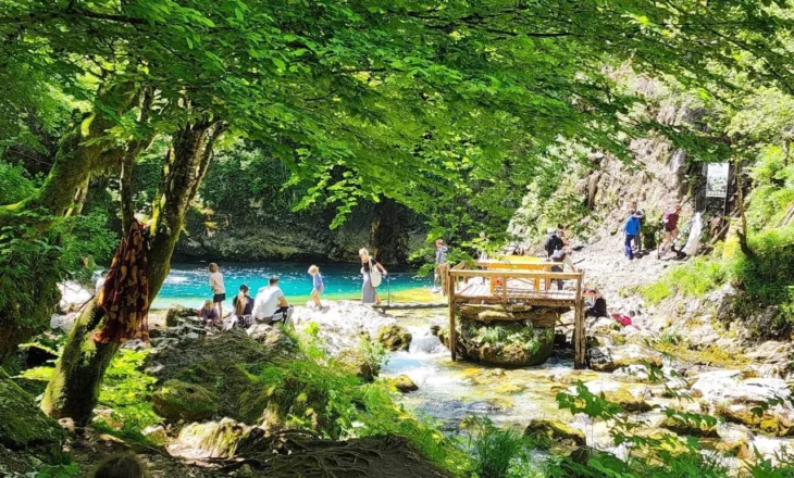 Rama ndan foto nga Syri i kaltër në Theth, i mbushur me turistë