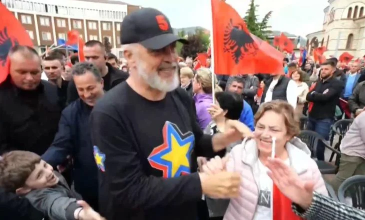 Rama pritet me këngë patriotike në Korçë: Drejt finishit për Shqipërinë 2030 në BE!