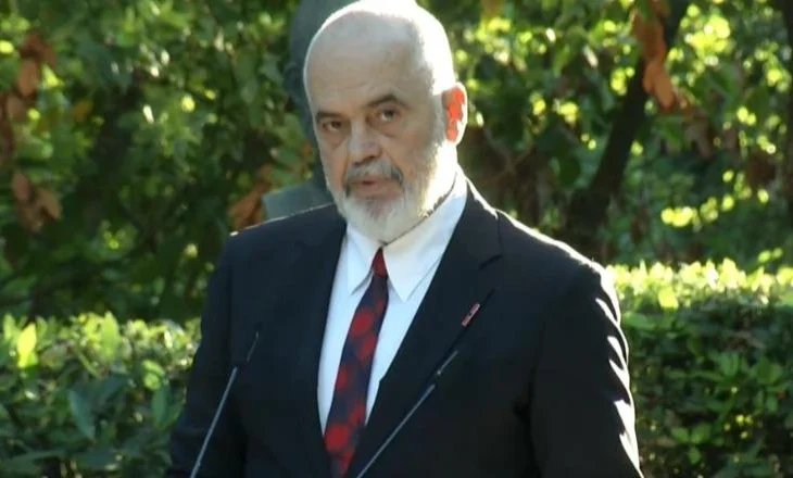 Rama ‘shigjeton’ opozitën: ‘Madhështorët’ u ofruan shqiptarëve një kufomë ambulante me kapelën e Trump! Topalli vajtonte…
