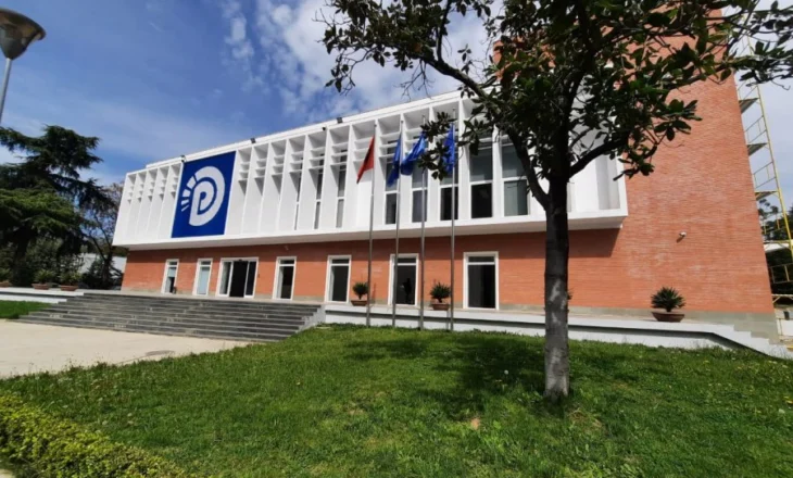 Reagimi pas vjedhjes së votave/ Demokratët mbledhin sot drejtuesit politikë