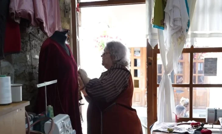 Restauratorja e kostumeve tradicionale në Gjirokastër: Kujtesa kulturore nuk duhet të qëndrojë e varrosur në muze, por të vishet