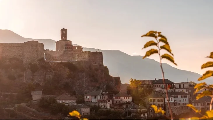 Revista prestigjioze promovon Gjirokastrën, Rama: Është në fokusin e udhëtimeve unike