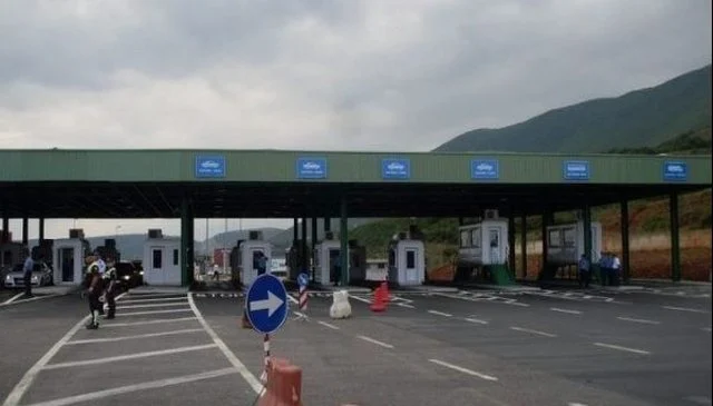 Rikthehet lëvizja e lirë në kufirin Kosovë-Shqipëri: Qytetarët nuk do kontrollohen më në Vërmicë dhe Morinë