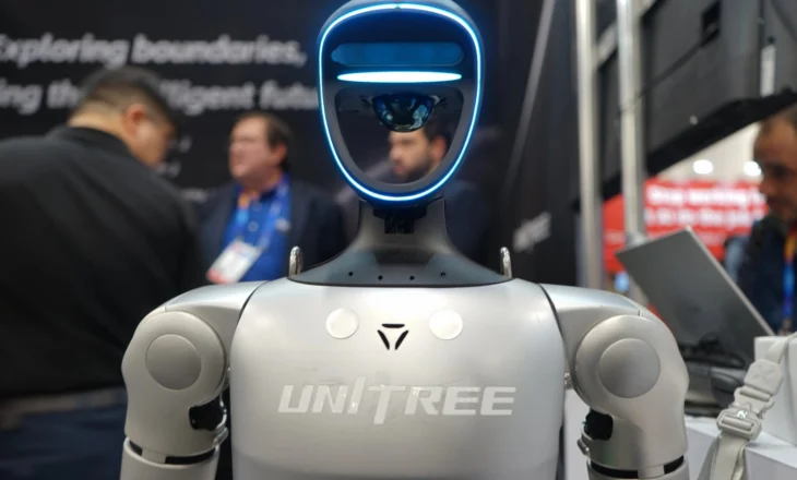 Roboti kinez sulmon një person ( VIDEO)