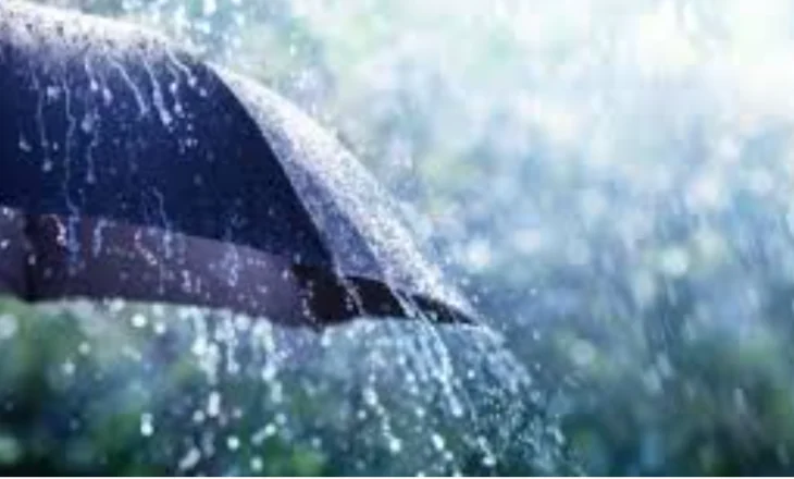 Rrebeshe shiu dhe temperatura të ulëta, çfarë na pret në fundjavë