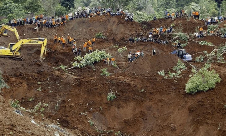 Rrëshqitje dheu në Indonezi, humbin jetën 9 persona
