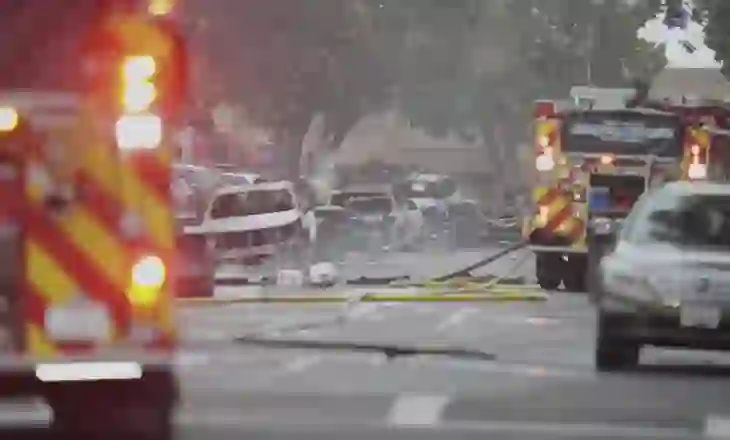 Rrëzohet aeroplani në San Diego, përfshihen nga flakët 15 shtëpi, evakuohen banorët
