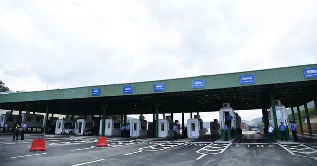 Rritja e temperaturave sjell fluks në pikën kufitare Morinë–Vërmicë, mijëra udhëtarë i drejtohen bregdetit shqiptar