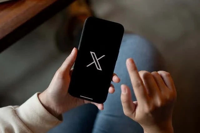 Rrjeti social X lançon platformën e re të mesazheve quajtur XChat
