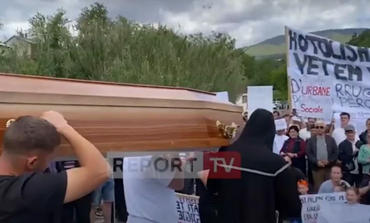 Rruga mespërmes fshatit, banorët e Hotolishtit protestojnë me arkivol, përplasen dhe me Policinë